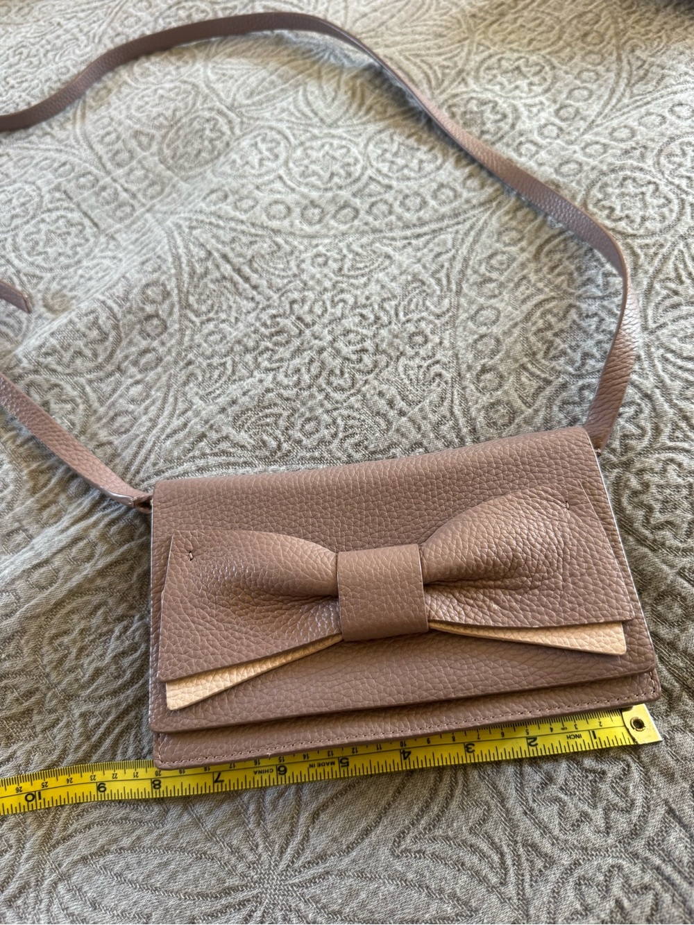 kate spade taupe pebbled leather crossbody with bow detail